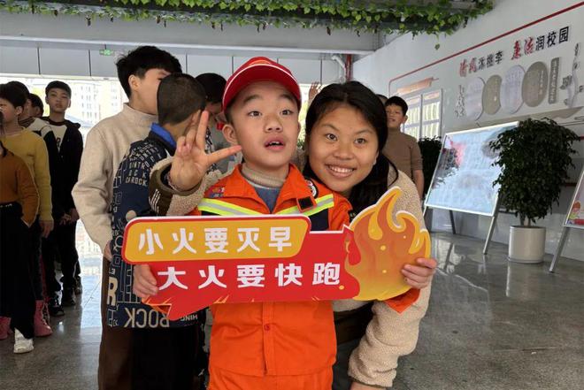 ：把爱传递给“星星的孩子”J9国际集团大红车进校园(图3)