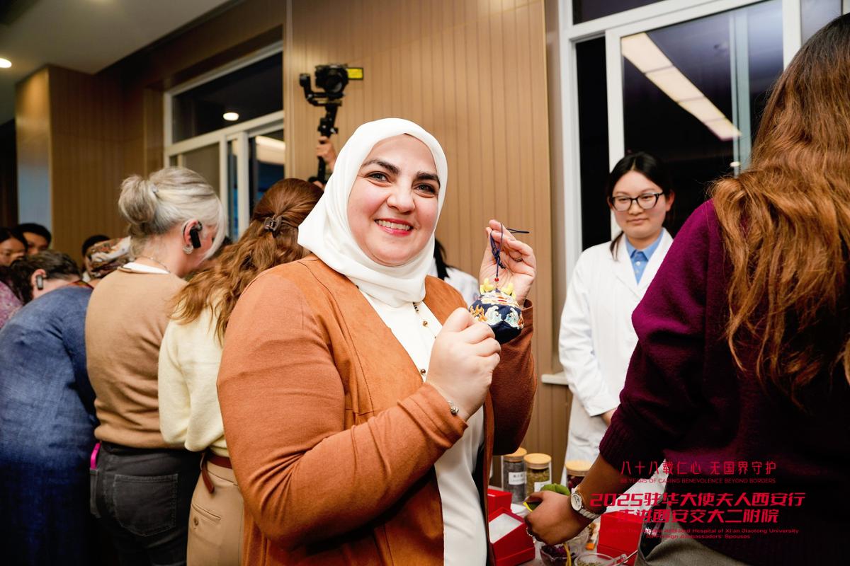 西安行走进西安交大二附院J9国际网站驻华大使夫人(图3)