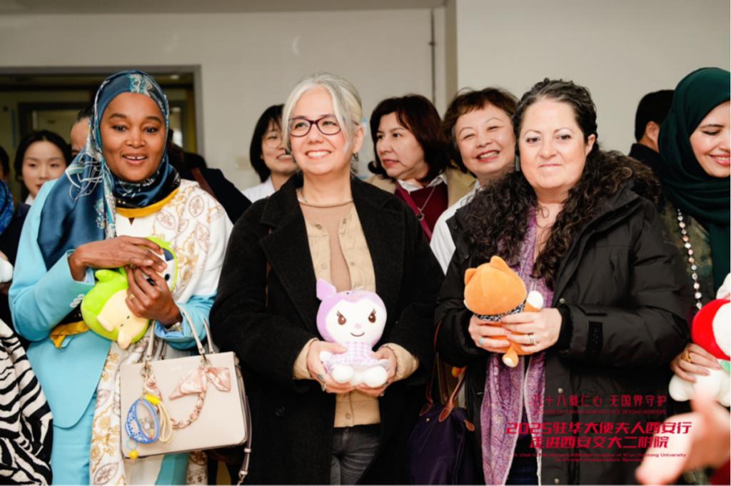 西安行走进西安交大二附院J9国际网站驻华大使夫人(图4)