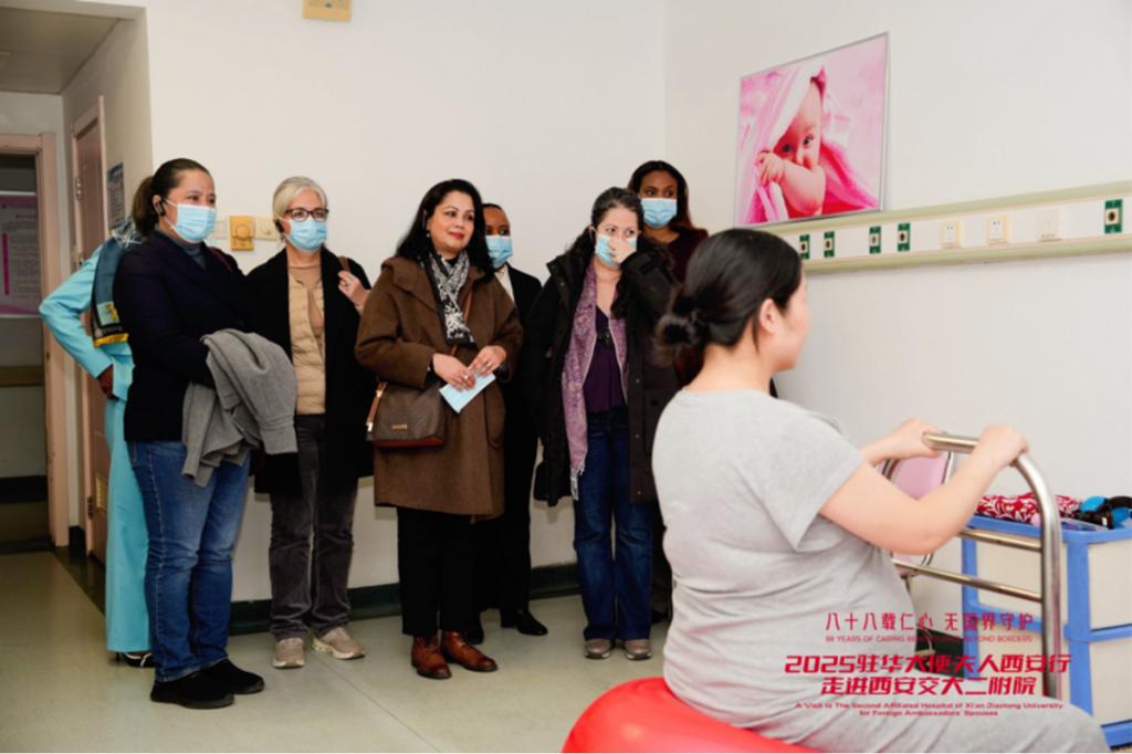 西安行走进西安交大二附院J9国际网站驻华大使夫人(图11)