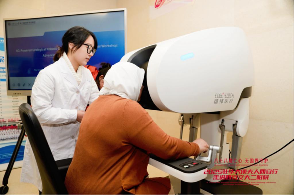 西安行走进西安交大二附院J9国际网站驻华大使夫人(图13)