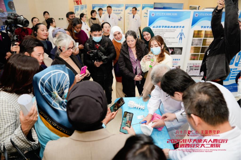 西安行走进西安交大二附院J9国际网站驻华大使夫人(图15)