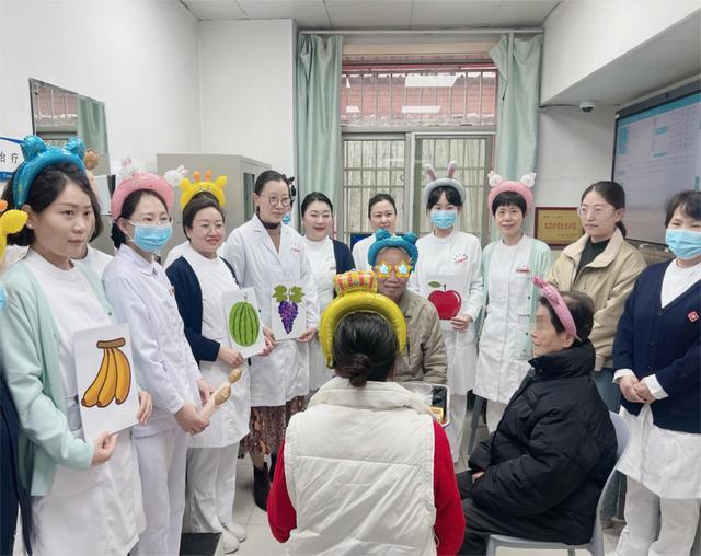 训练不一样！——西安交大二附院老年神经内科重阳节敬老活动j9九游会入口首页当重阳节遇上“脑力运动会”：这里的康复(图2)